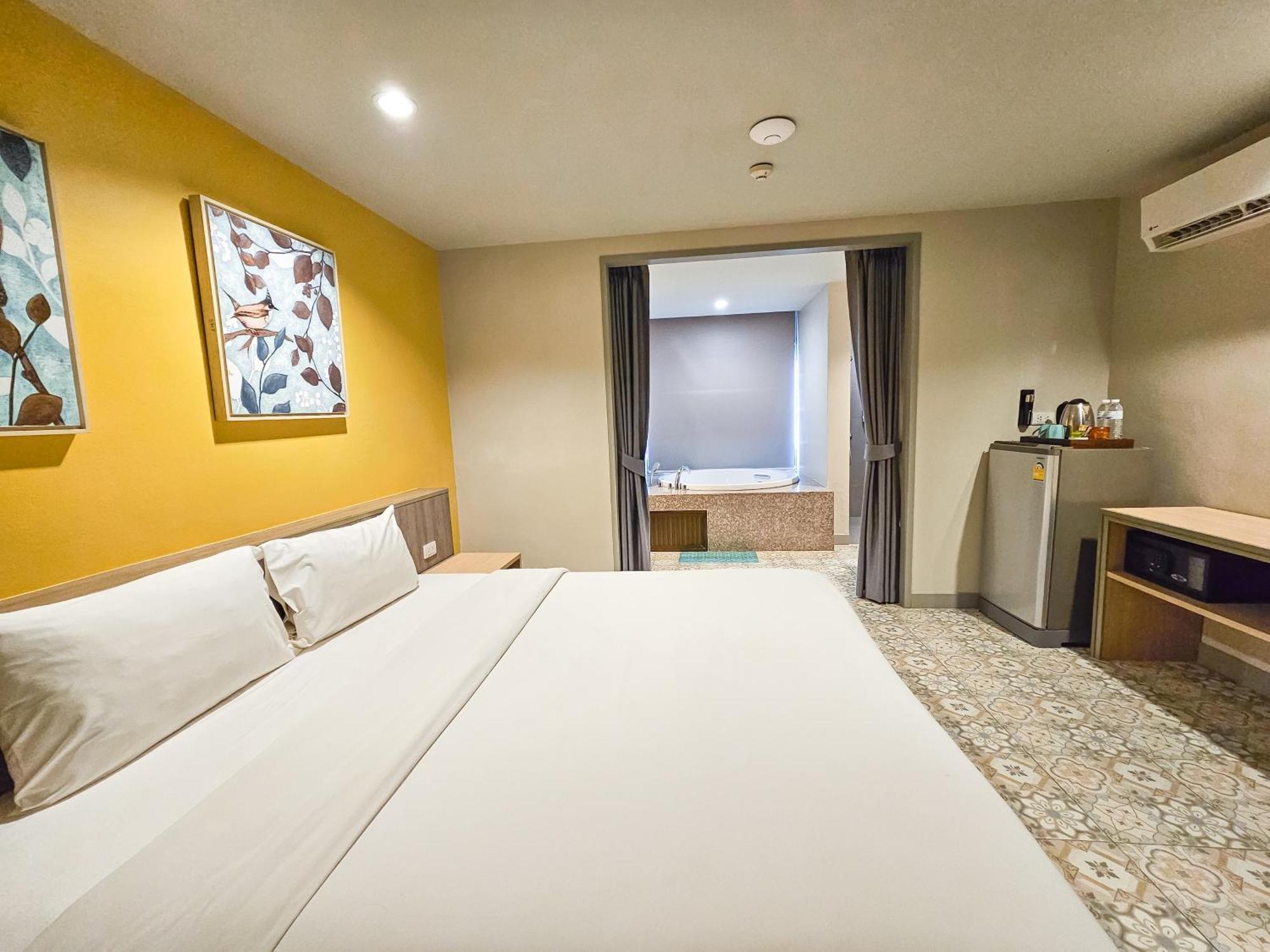 Recenta Suite Phuket Suanluang Bagian luar foto