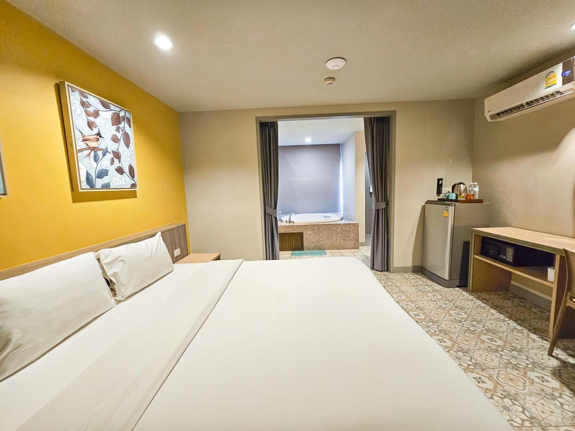 Recenta Suite Phuket Suanluang Bagian luar foto