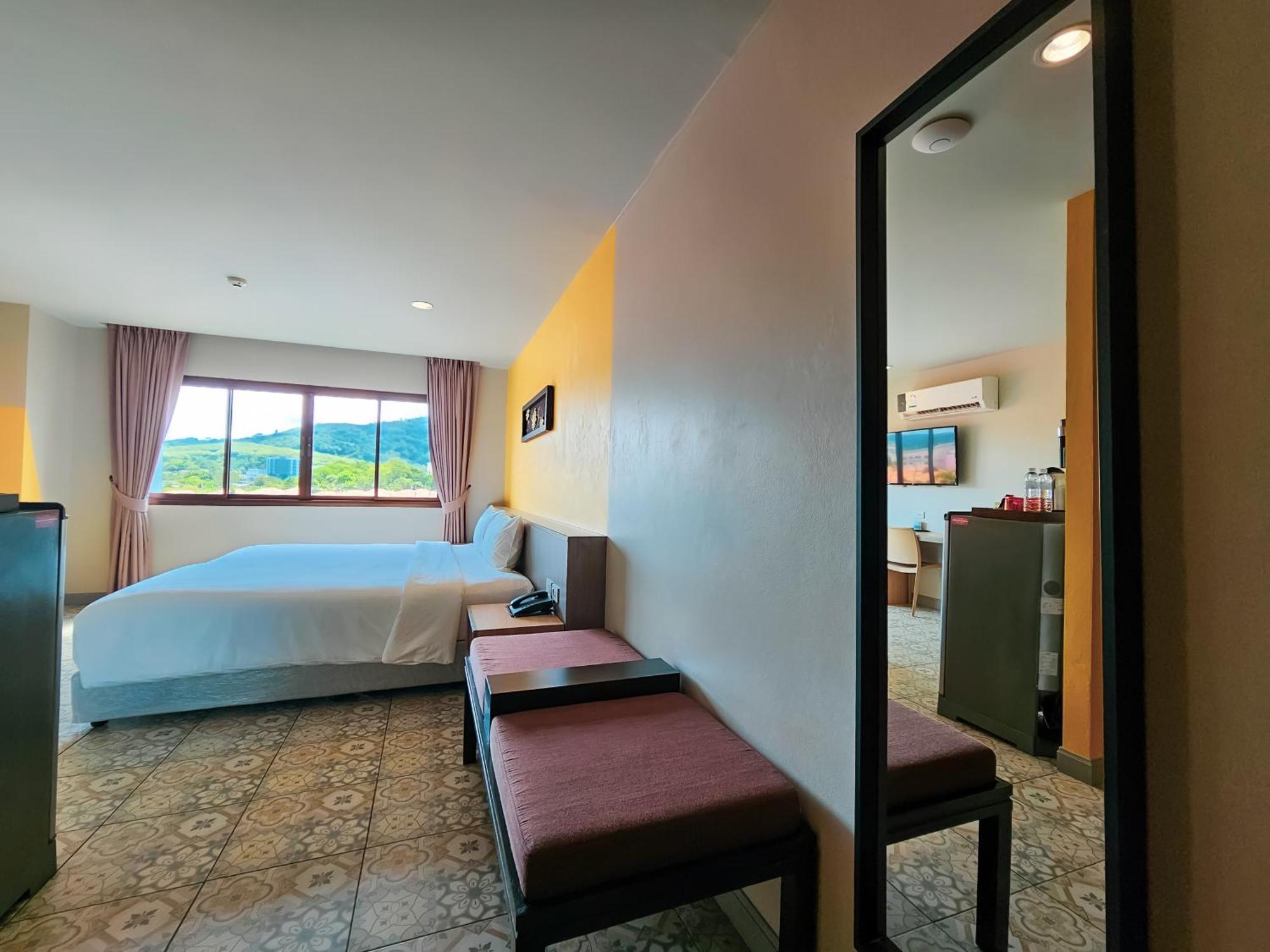 Recenta Suite Phuket Suanluang Bagian luar foto